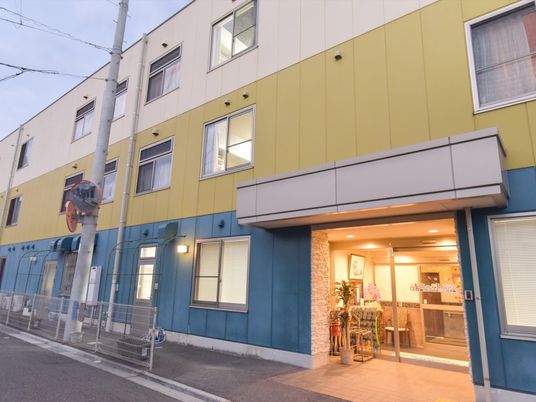 カラフル外観の建物エントランス