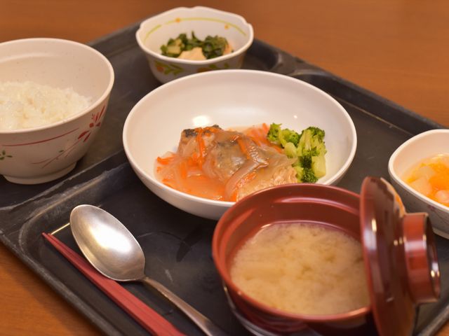栄養満点の和食膳 食事 栄養バランスを考えた美味しそうな食事が準備され、健康を支える食生活を大切にしています。