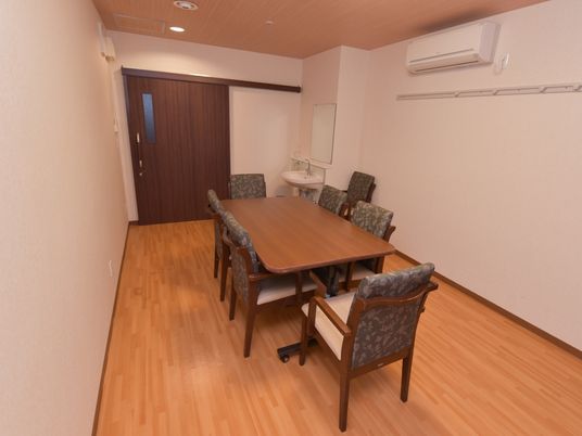 椅子とテーブルの居室