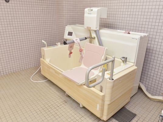 バリアフリー設計の浴室