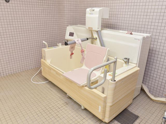 バリアフリー設計の浴室 機械浴槽 利用者の安全と快適さを考えた設計の浴室です。リフト装置付きで、身体が不自由な方も安心してご利用いただけます。