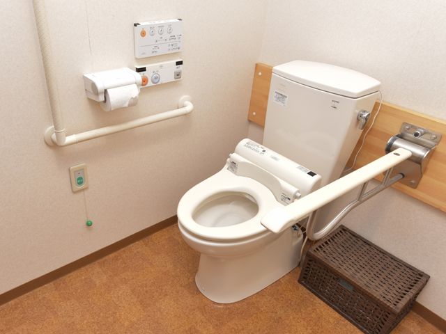 バリアフリートイレ設備 トイレ 安全に配慮されたトイレ設備です。手すりや緊急コールが整っており、安心してご使用いただけます。