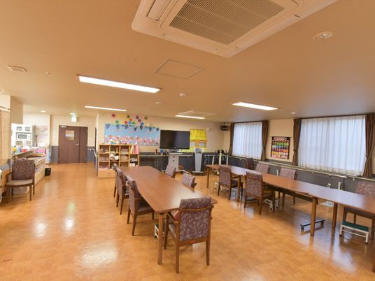 広々とした明るい食堂