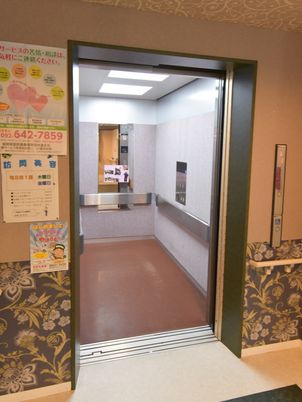 広々としたエレベーター室内