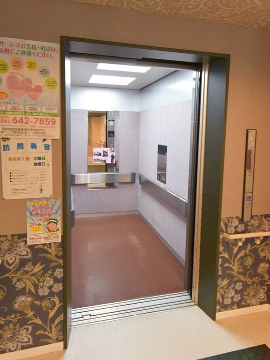 広々としたエレベーター室内