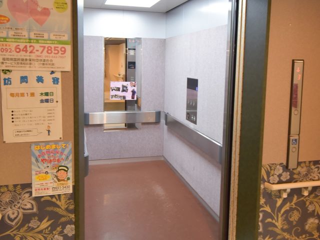 広々としたエレベーター室内 エレベーター 広々とした空間のエレベーターは、車椅子でも余裕を持って乗り降りでき、安心して移動が可能です。明るく清潔感のある空間が心地よい環境を提供しています。