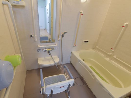 バリアフリー設計の浴室