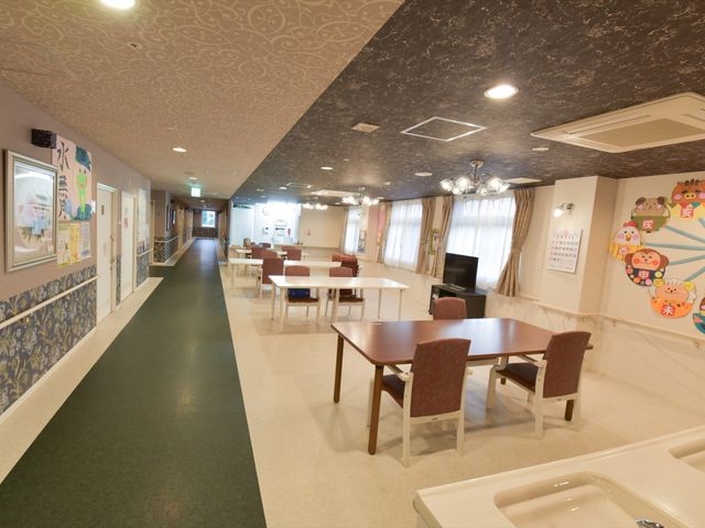 居心地の良い廊下 食堂 広々としたダイニングルームは、交流の場としても利用されており、ゆったりとくつろげる環境が整っています。