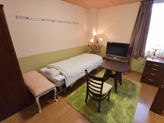 居心地の良い洋室 居室 心温まる照明と整った家具が配備された落ち着いた居室です。自分だけの時間を大切に過ごせる空間になっています。