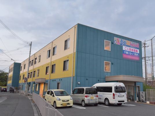 多色の建物の外観