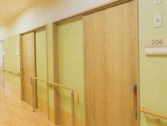 廊下に並ぶ部屋の扉