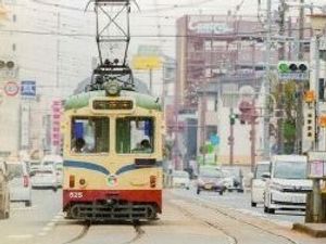 街並みと走る路面電車