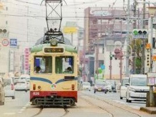 街並みと走る路面電車
