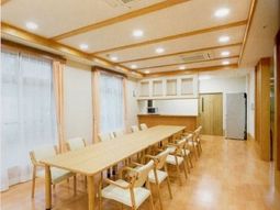 広々とした明るい食堂