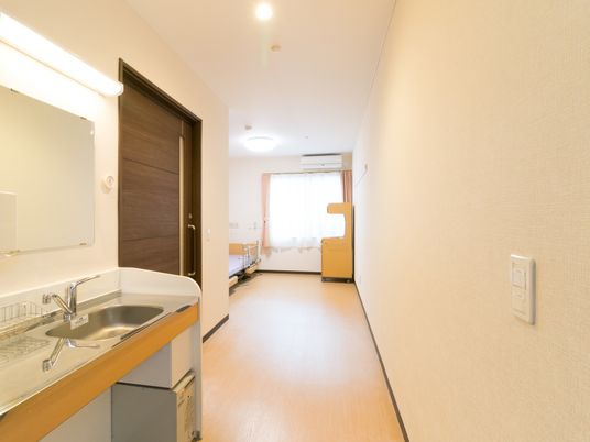 明るい居室の一角
