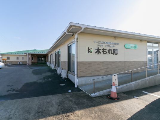 明るい一階建てのエントランス