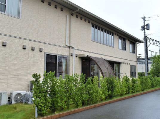 外観の建物と緑の様子