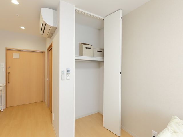 清潔な洋室の一角 居室内収納 スッキリとした居室は、明るく落ち着いた雰囲気を醸し出しており、新たな職場として心地よい環境を提供していることが感じられます。