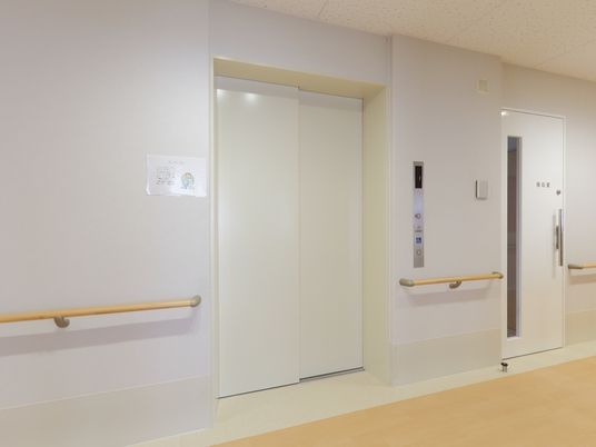 廊下とエレベーターの入り口