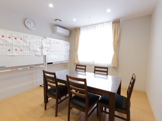 明るい掲示物のダイニング