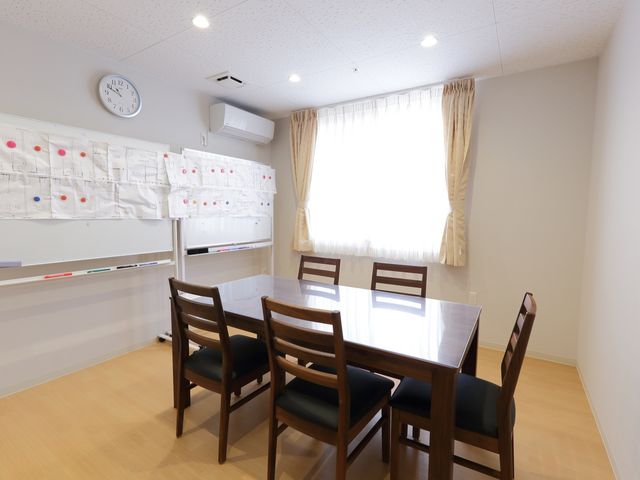 明るい掲示物のダイニング 談話室 スケジュールが見やすく掲示された食堂です。日差しが心地よいこの場所で、お食事を通じたコミュニケーションも楽しめます。