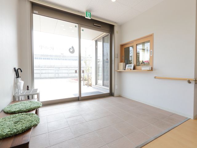 エントランスの明るい風景 スライドショー 清潔感ある広々としたエントランスです。優しい日差しが差し込み、安心感を感じさせる歓迎の空間となっています。