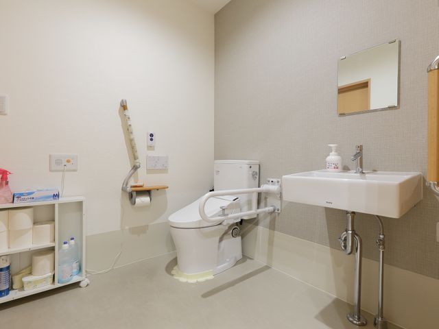バリアフリートイレの清潔な空間 トイレ 安全に配慮した設計のトイレです。手すりや広々とした空間は、ゆったりと安心してお使いいただけます。