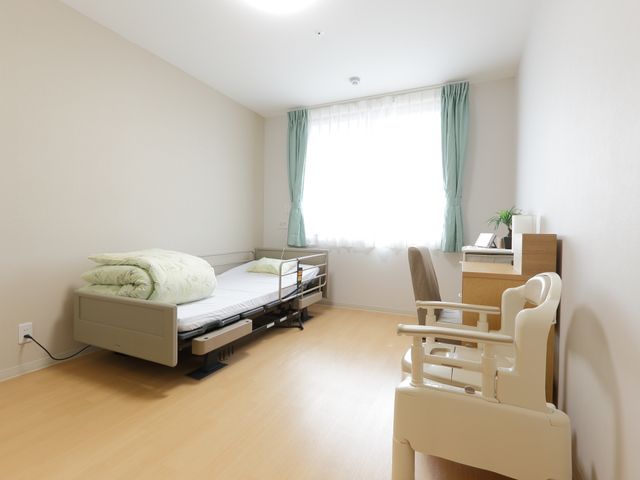 快適な居室風景 居室 明るい採光と整った家具が配置された居室です。清潔感があり、快適にご過ごしいただける環境が整っています。