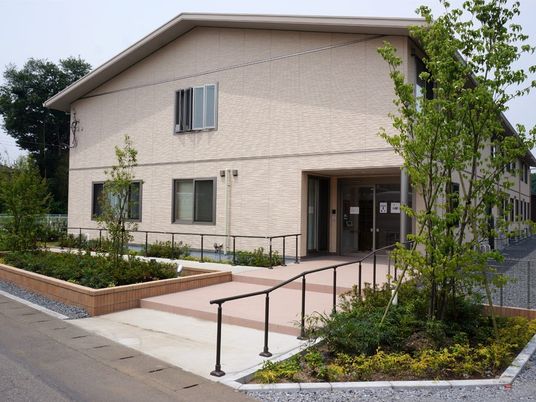 緑に囲まれた建物外観  