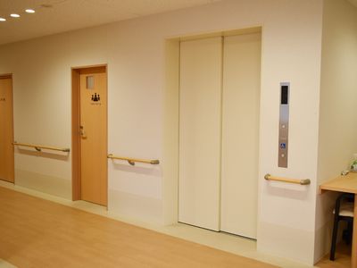 廊下とエレベーターのドア