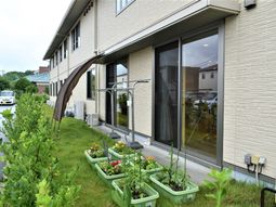 緑に囲まれた建物外観