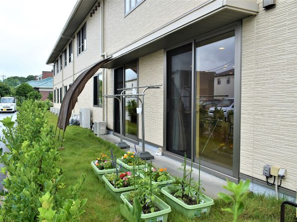緑に囲まれた建物外観