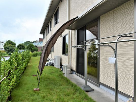 建物横の庭  