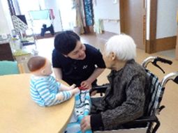 笑顔の三世代和室