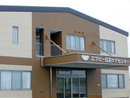茶色い外壁の建物