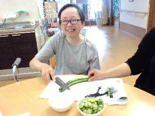 料理活動をする笑顔の方