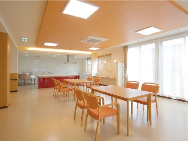 明るい広々ダイニング 食堂 開放感あるダイニングルームです。清潔感のある空間で利用者様が食事を楽しんでいます。