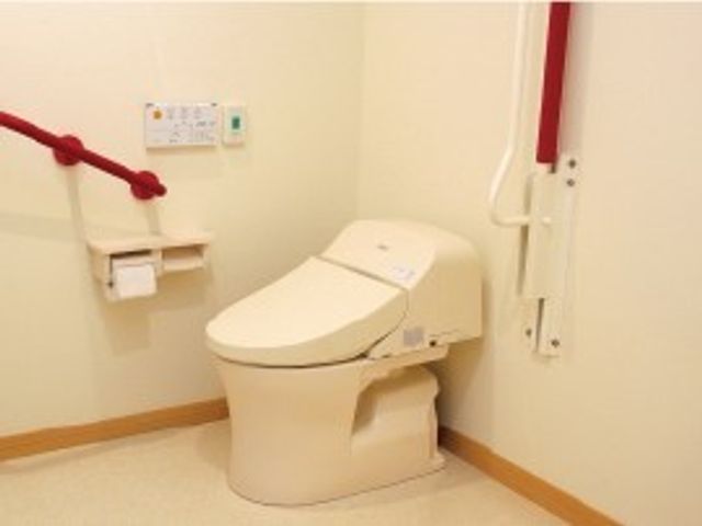 手すり付きトイレ トイレ 安全に配慮された手すり付きのトイレです。広々として清潔感があり、利用者の快適性を考えた設計になっています。