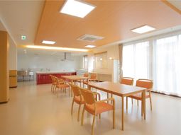 明るい食堂の空間