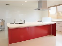 赤いアクセントのキッチン