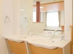 明るい単色の洗面台