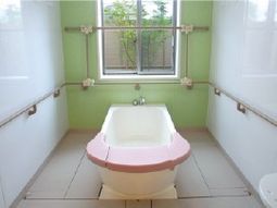 清潔な浴室と手すり