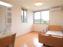 明るい居室の一角