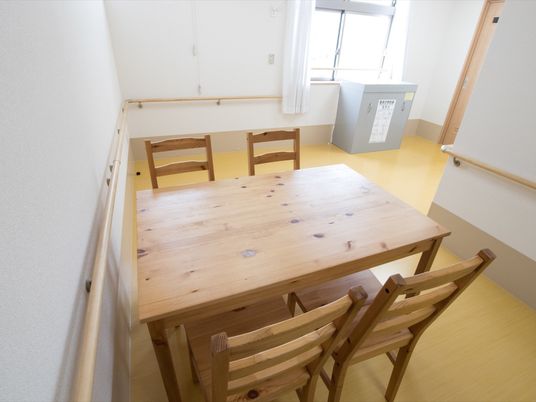 木製テーブルと椅子の居室