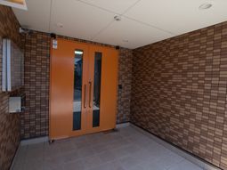 明るい色の建物入口