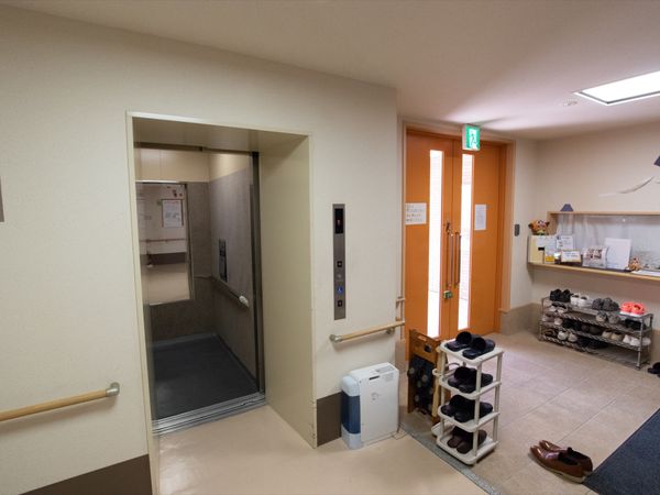 エレベーターと玄関スペース