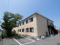 明るい日差しの建物外観