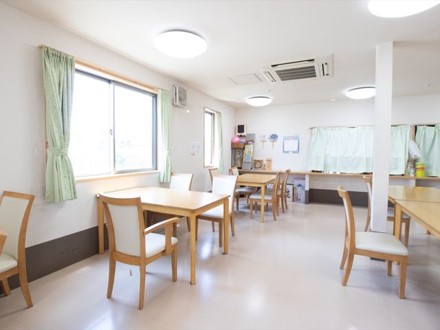 明るい共有ダイニング