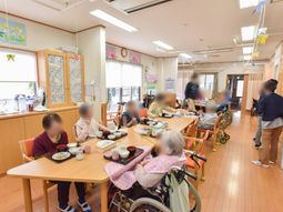 食事時間の居室風景