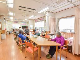 リビングでくつろぐ人々